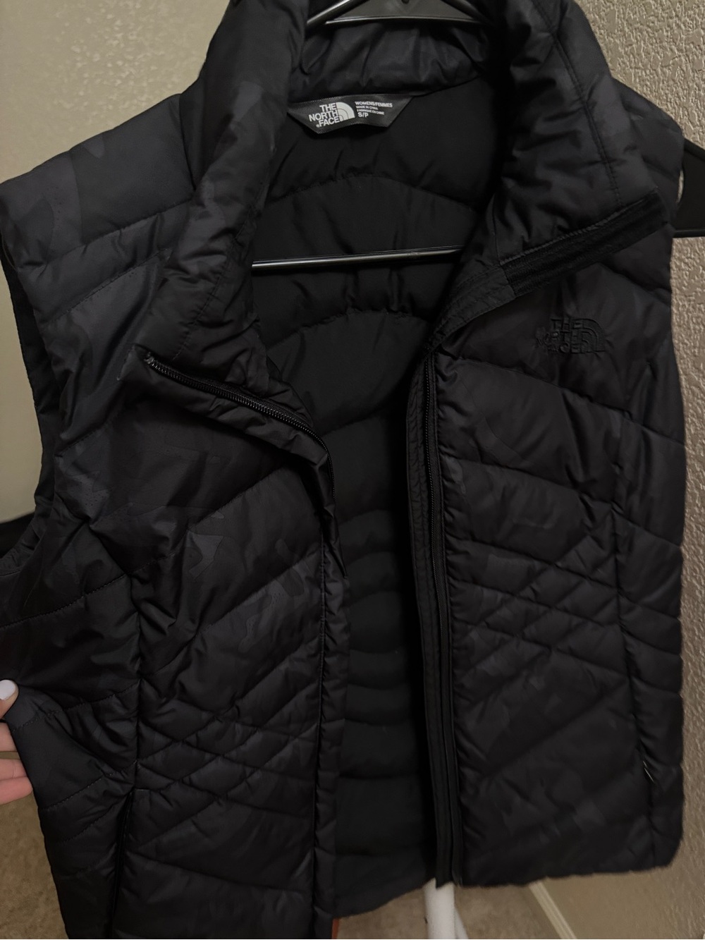 Woman’s The North Face Puffer Black Camo Vest 550 Down